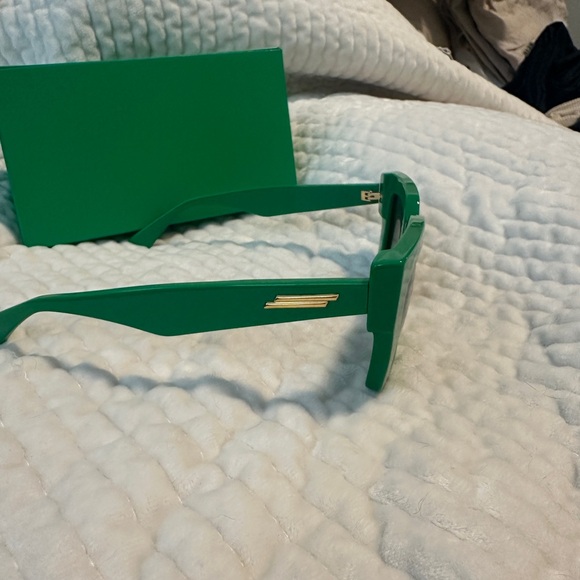 Bottega Veneta Green rectangle sunglasses - Picture 4 of 4